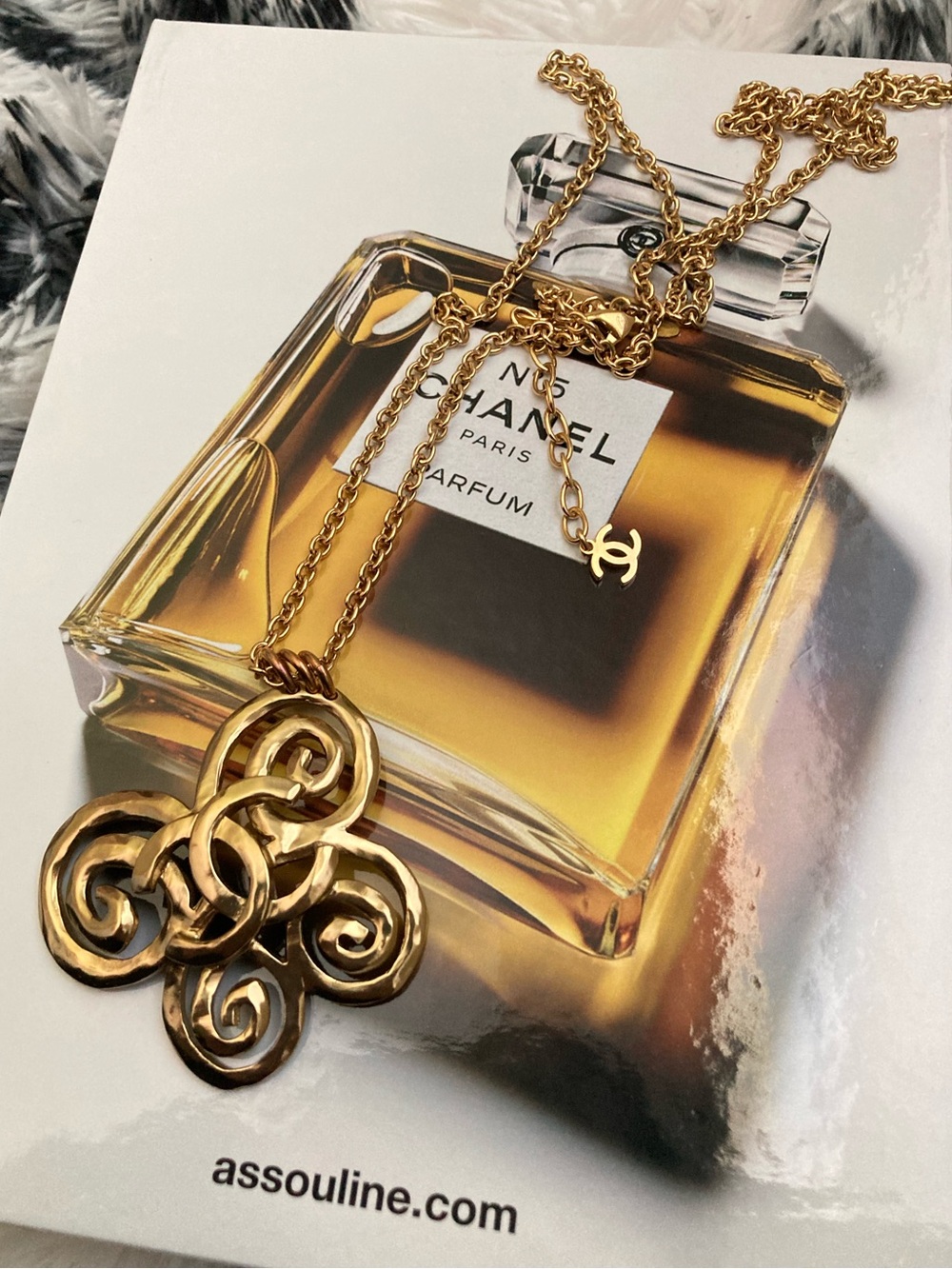 CHANEL Gold-Tone Swirl Pendant Necklace
